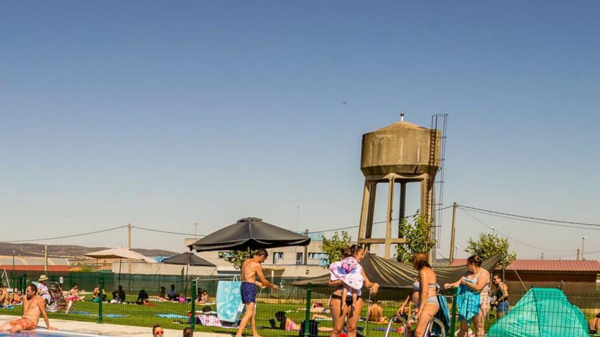 Piscina de Tábara con el depósito de agua al fondo. | Ch. S.