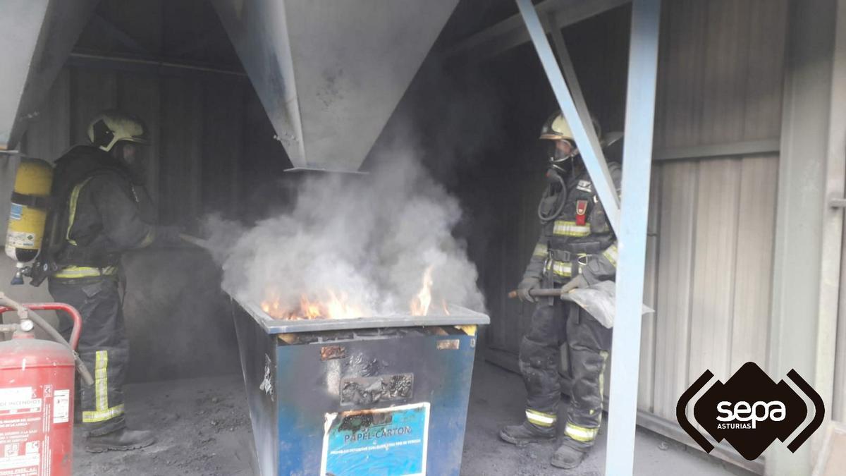 Dos bomberos durante las operaciones de extinción.