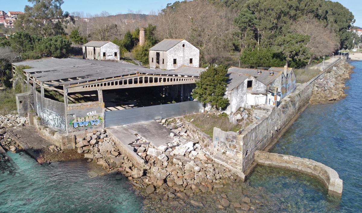 Una vista actual de la antigua ballenera de Massó en Punta Balea, en Cangas.