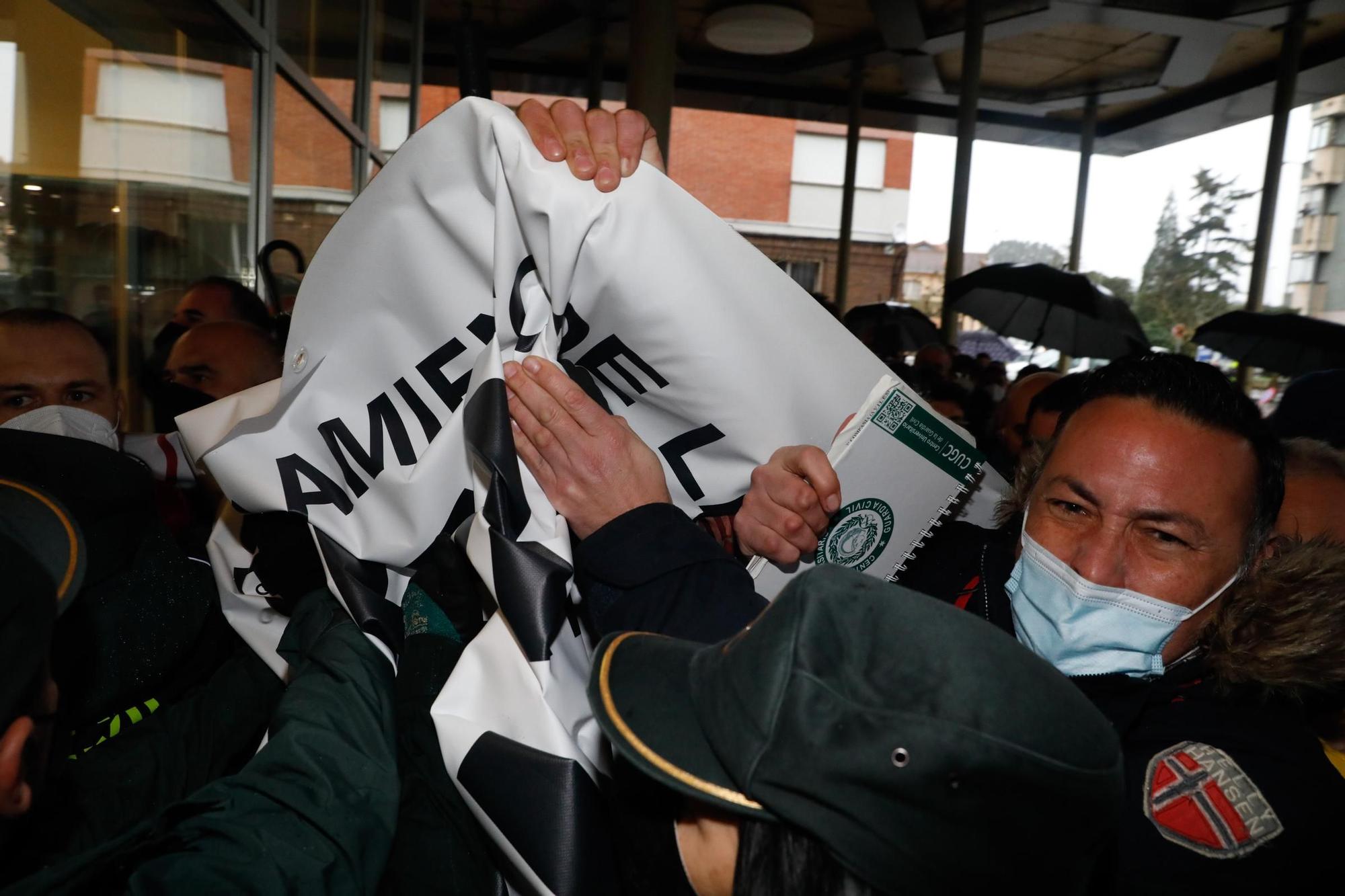 El escrache de los trabajadores de Alu Ibérica al presidente Barbón