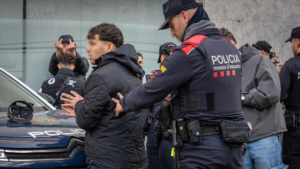 Mil agentes se despliegan en Barcelona, Badalona y LHospitalet en un macrodispositivo contra la multirreincidencia