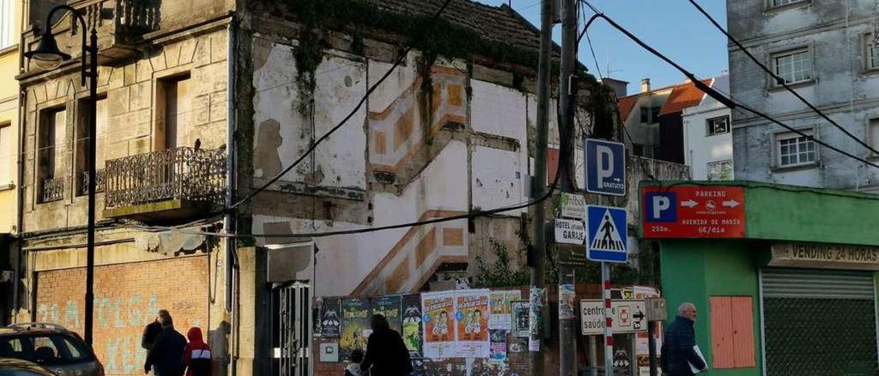 Esquina entre de la avenida de Marín, en Cangas, donde está en proyecto un nuevo edificio. // Santos Álvrez