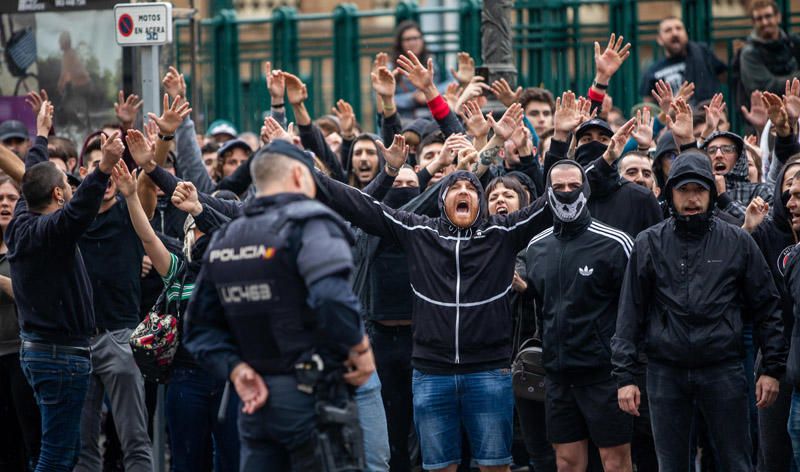 9 d'Octubre: Tensión en las manifestaciones en el centro de València