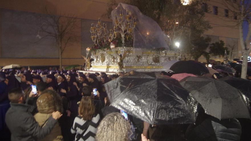 Imagen de la salida de la cofradía del Huerto en el Domingo de Ramos de 2024, que fue interrumpida por la lluvia.