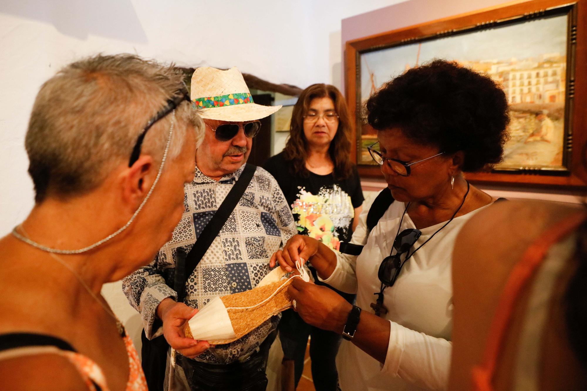 La ONCE en el Museo Etnográfico de Ibiza: Conocer el mundo por el tacto