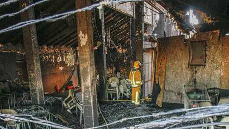 El dueño de la discoteca quemada recoloca a 20 empleados en otra que abre el viernes