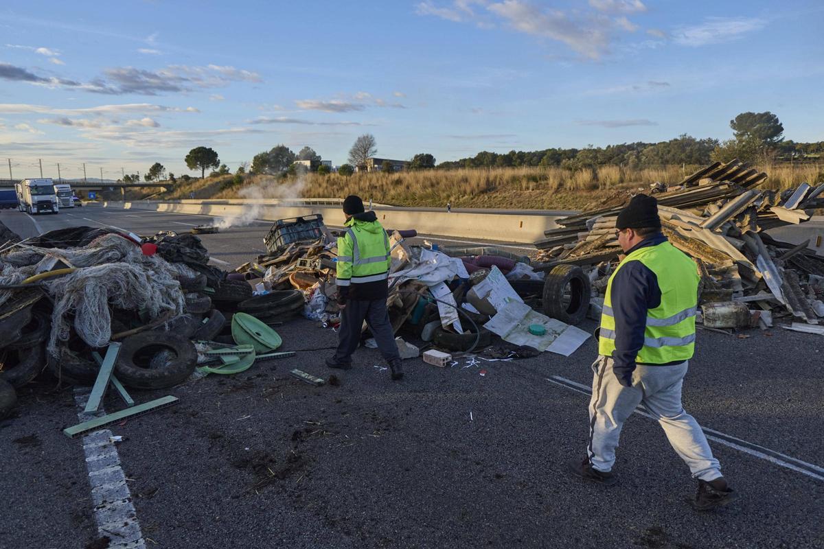 Les fotos del tall dels pagesos a l'AP-7 i l'N-II a l'Empordà