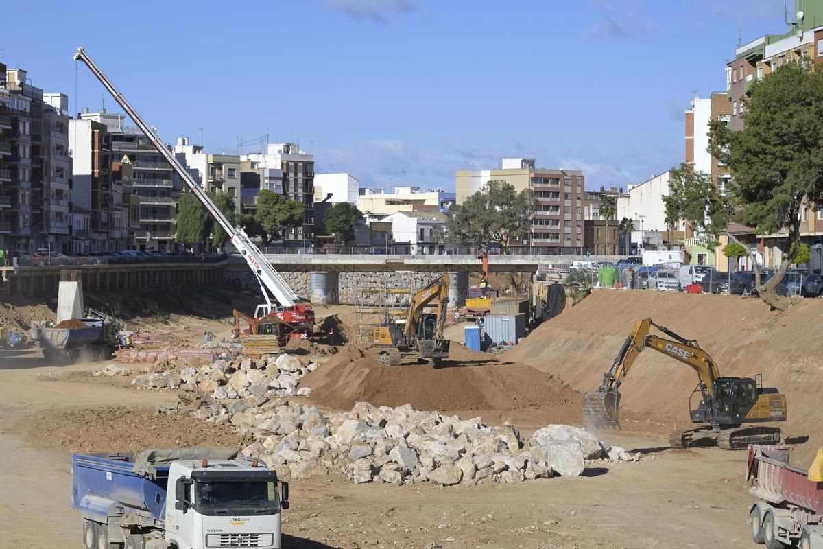 Trabajos de reconstrucción en el barranco del Poyo, en Paiporta.