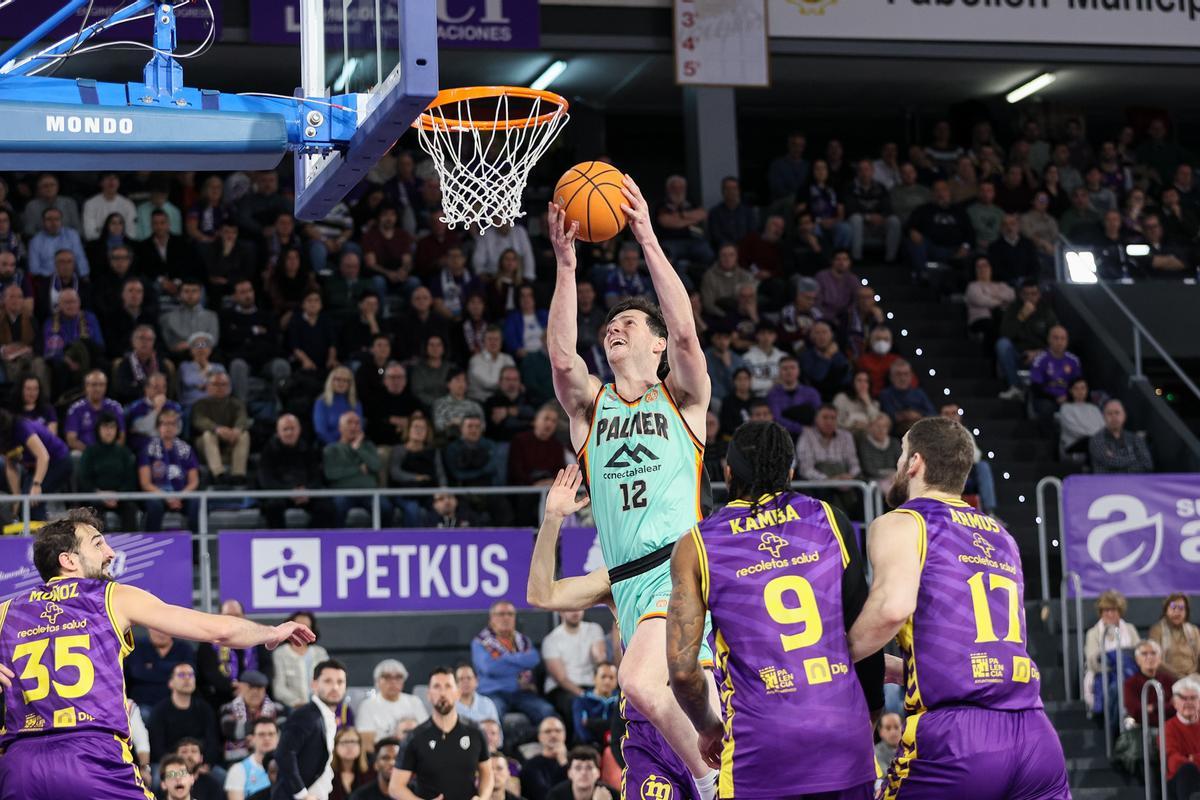 Carralero tira a canasta durante el partido contra el Palencia.