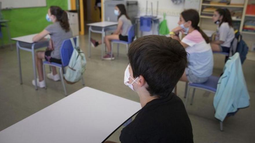 Varios estudiantes, con distancia y mascarilla, durante una clase del curso pasado.