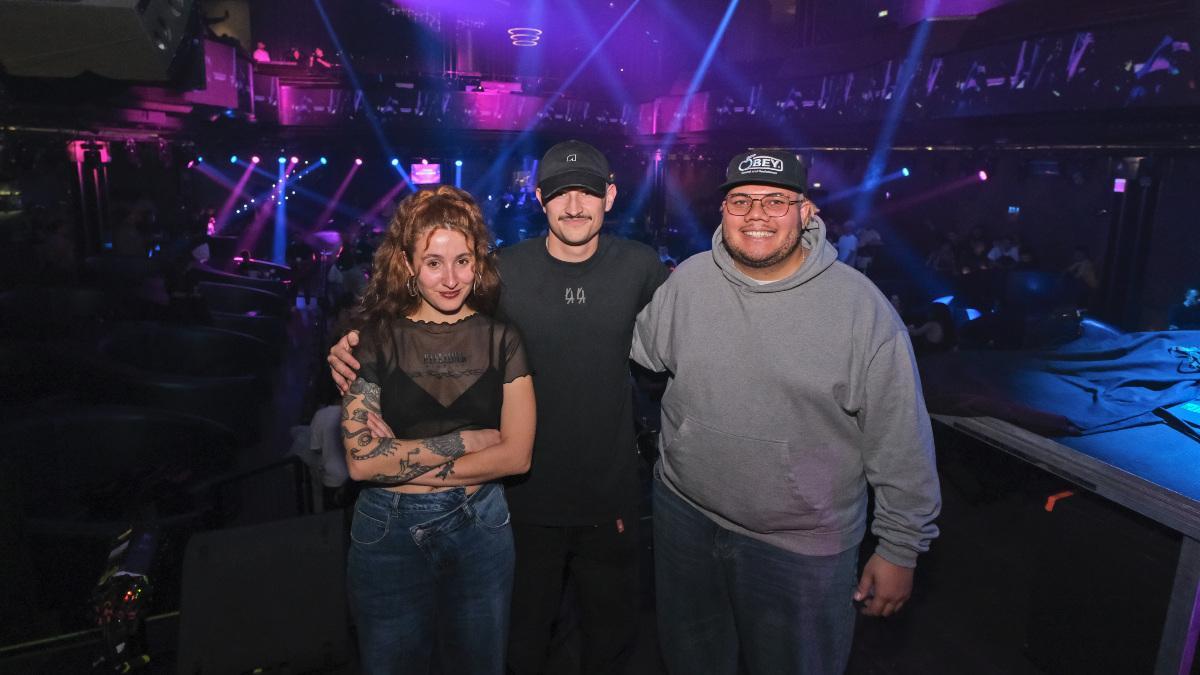 Inma Veiga junto a Guillermo González y Lucas Valoria Cora., en la final del apartado de DJ de Xuventude Crea en la sala Pelicano, A Coruña