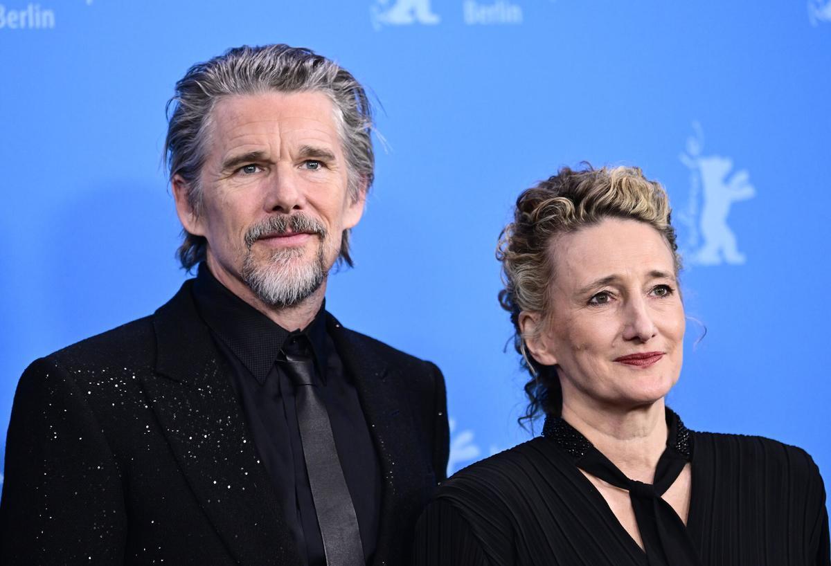 Ethan Hawke y Tricia Tuttle ayer en la Berlinale.