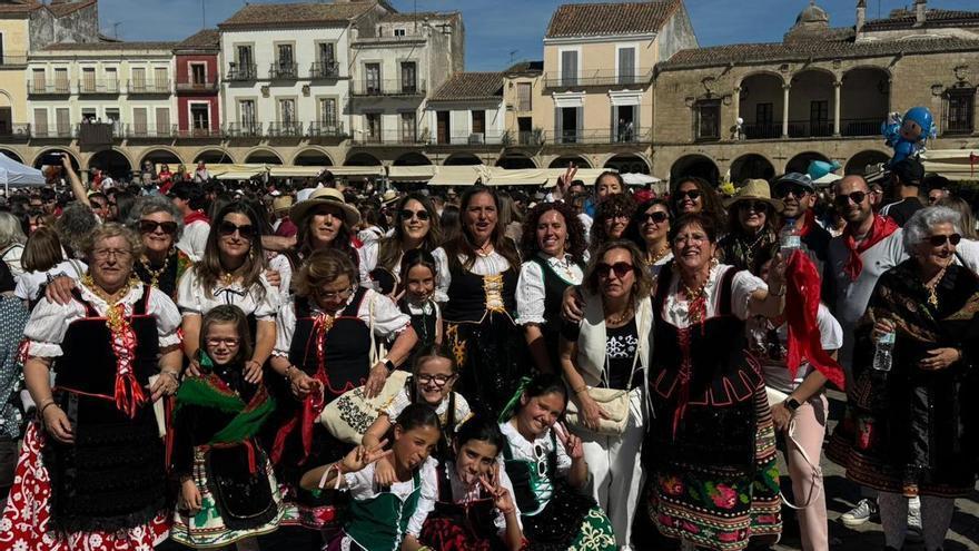 La plaza Mayor de Trujillo vuelve a llenarse con el Chíviri en una jornada marcada por la música y la tradición