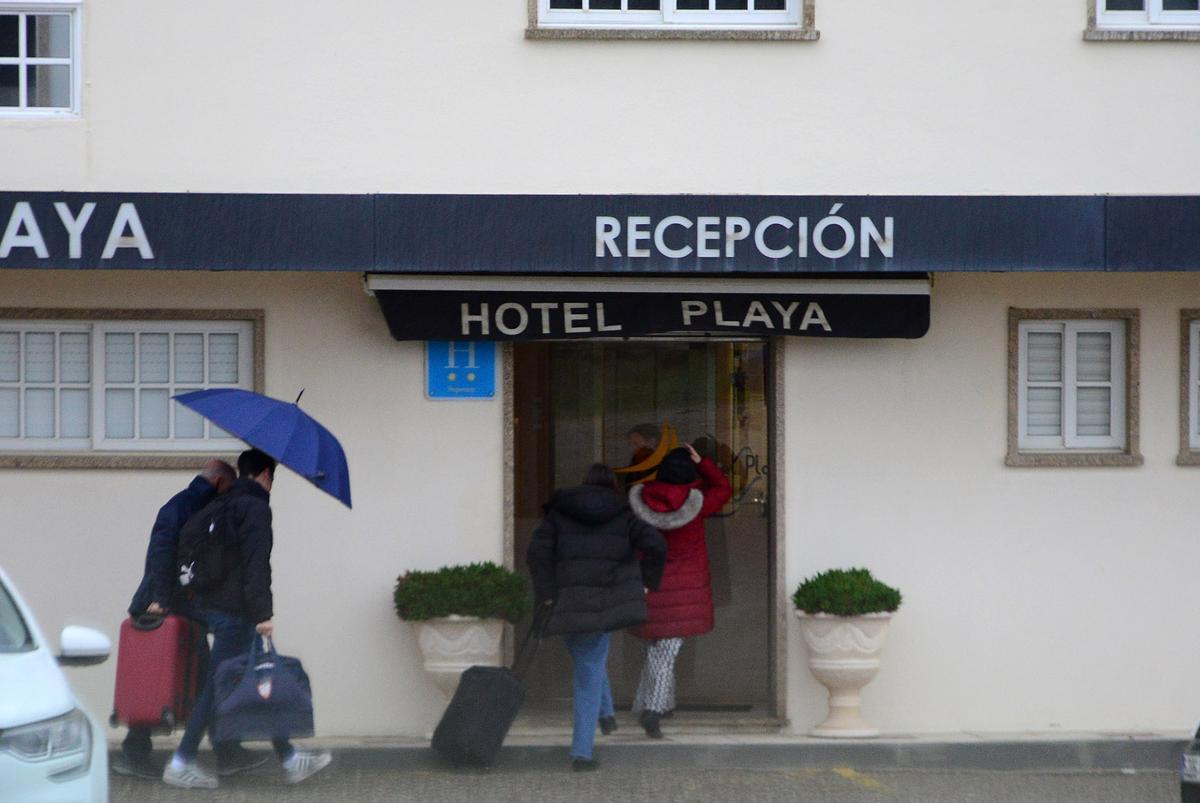 Visitantes, ayer, llegando a un hotel cangués.