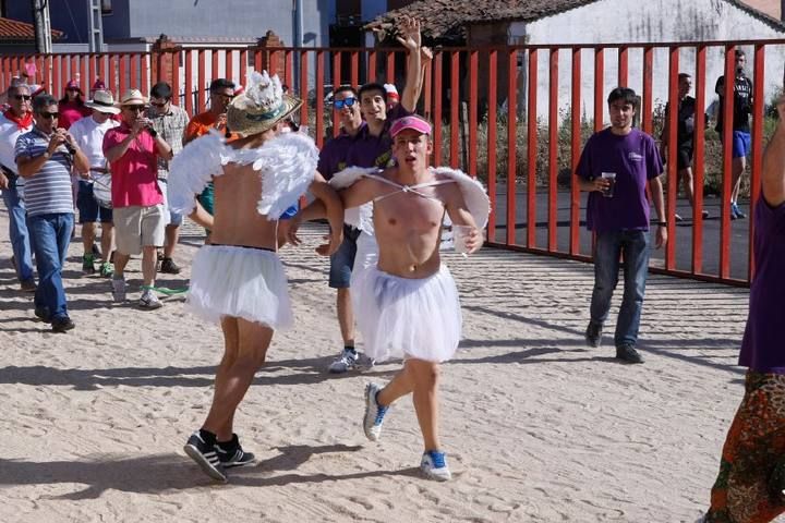 Desfile de peñas en Fuentesaúco