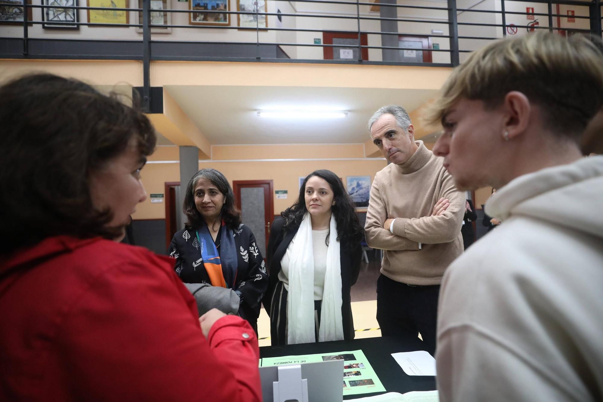 El director de la Iniciativa Medicamentos para Enfermedades Desatendidas visita el IES Batán de Mieres