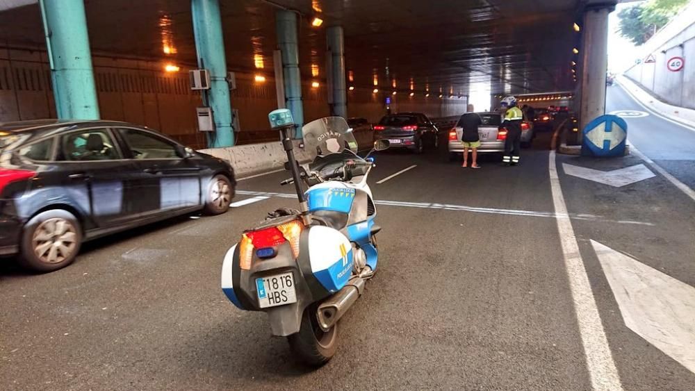 Colisión entre dos vehículos en el túnel Julio Luengo