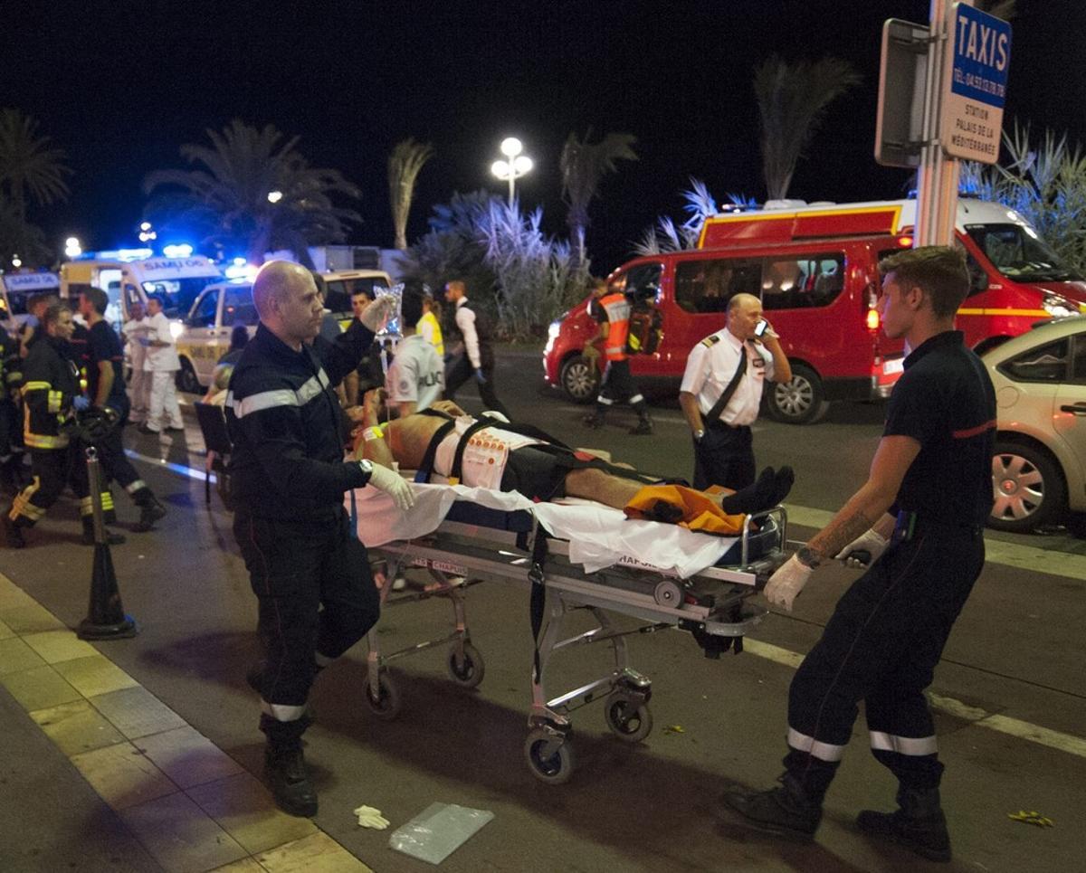 NIC18 - NIZA (FRANCIA), 14/7/2016.- Heridos son evacuados del lugar en donde un camión chocó contra la multitud durante las celebraciones del Día de la Bastilla en Niza, Francia, 14 de julio de 2016. Según los informes, al menos 70 personas murieron y muchos resultaron heridos después de un camión arremetió contra la multitud en el Paseo de los Ingleses, durante las celebraciones del Día de la Bastilla. EFE/OLIVIER ANRIGO