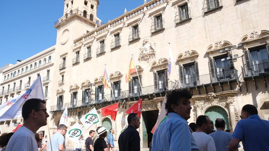 Los funcionarios de Alicante se manifiestan por el incremento de su salario