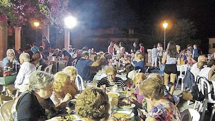 Multitudinaria cena de fideos en Campanet