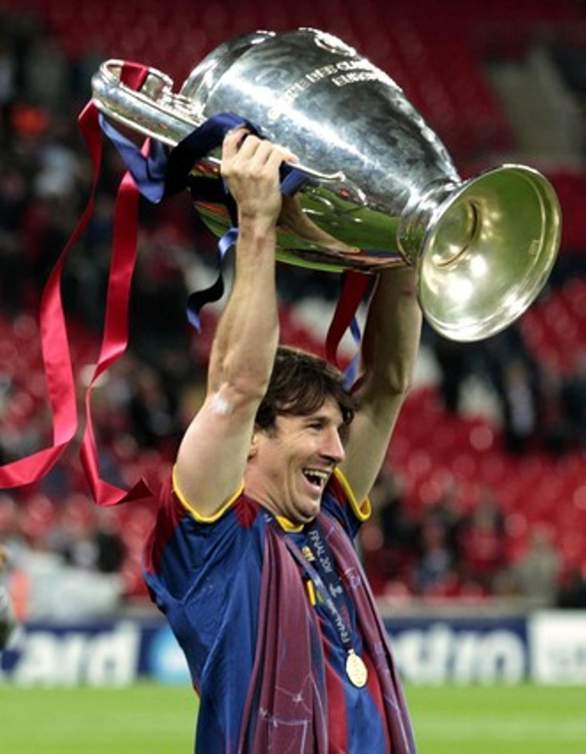 La canción popularizada por la afición dice que ser del Barça es lo que mejor que hay. Y el mejor también juega en el Barça: un feliz Messi exhibe la copa en Wembley. 