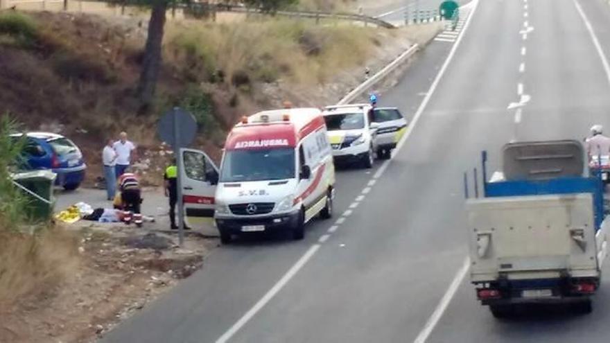 El ciclista herido, en el suelo y atendido por los sanitarios.