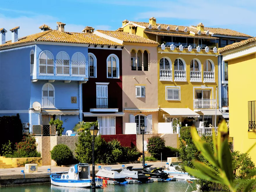 Los canales y casas de colores de Port Saplaya recuerdan a Venecia