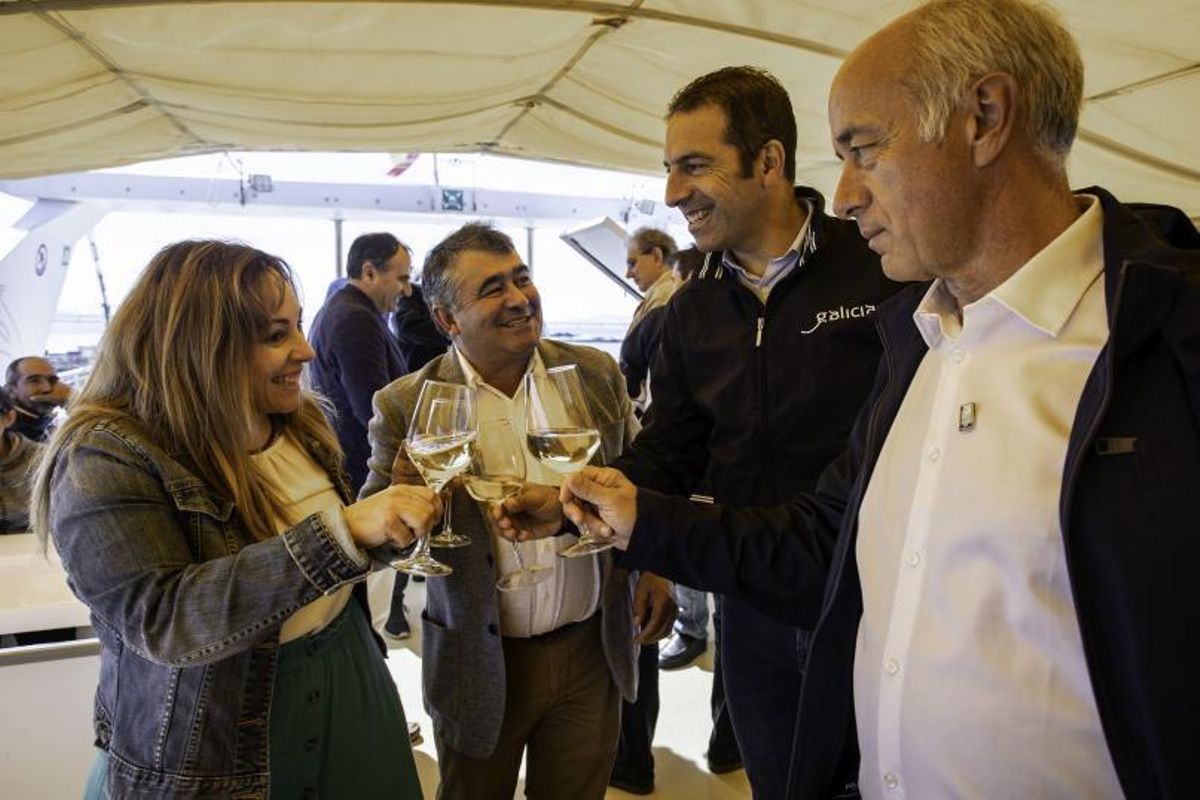 El conselleiro en la batea que colgó el cartel que acredita su condición de ecológica. | // JAVIER TENIENTE