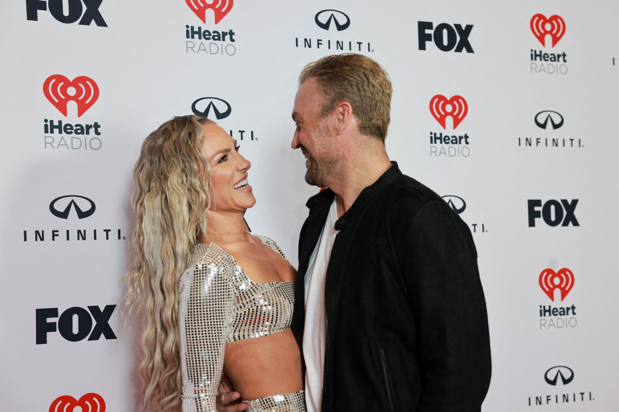 Las mejores imágenes de la alfombra de los iHeartRadio Music Awards 2023