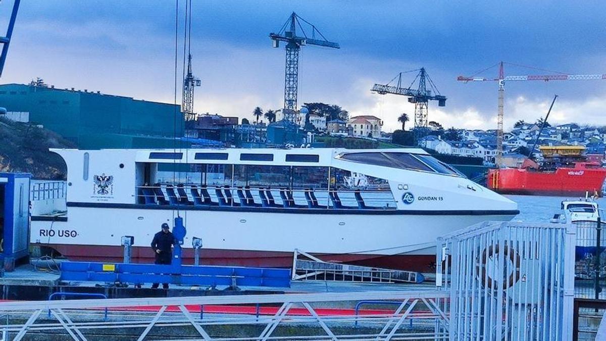 El "Río Uso" en una imagen de archivo en el puerto de Ribadeo, con el astillero de Figueras al fondo.