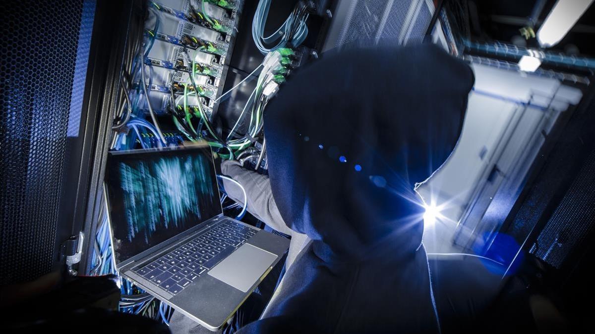 Un ciberdelincuente roba datos de un ordenador