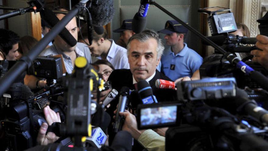 Uno de los abogados del dictador panameño Manuel Antonio Noriega, Yves Leberquier, habla con la prensa en el exterior del Palacio de Justicia en París.