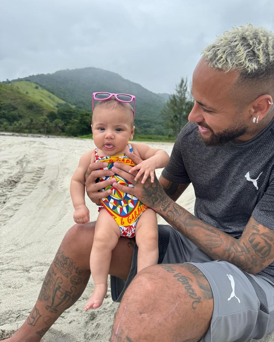 Neymar con su hija Mavie.