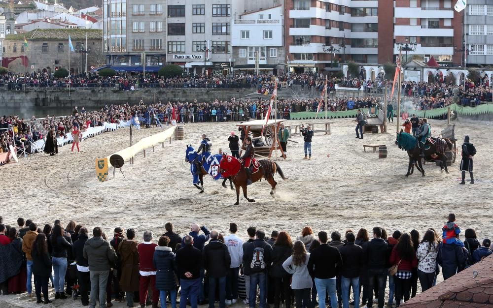 Las espectaculares recreaciones de las batallas de caballeros con lanzas y espadas de fuego centra el interés de la tarde de sábado en la Arribada