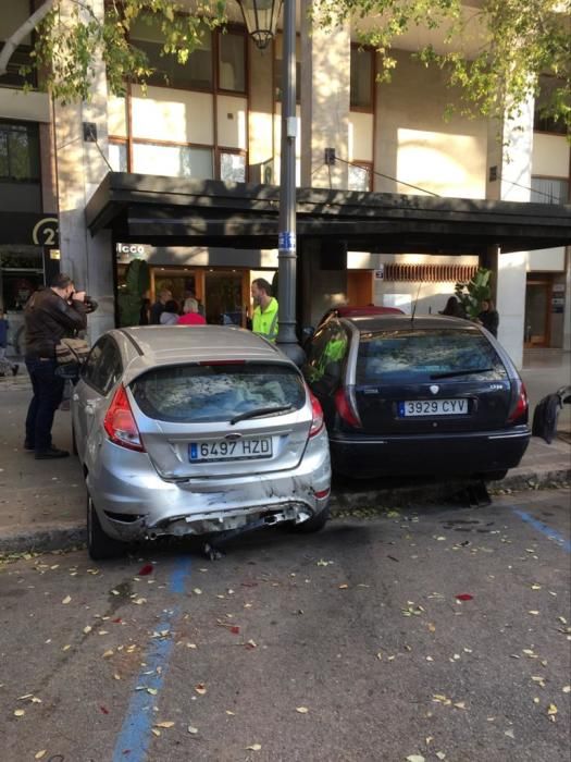 Pánico en el Paseo de Mallorca al subirse un coche a la acera