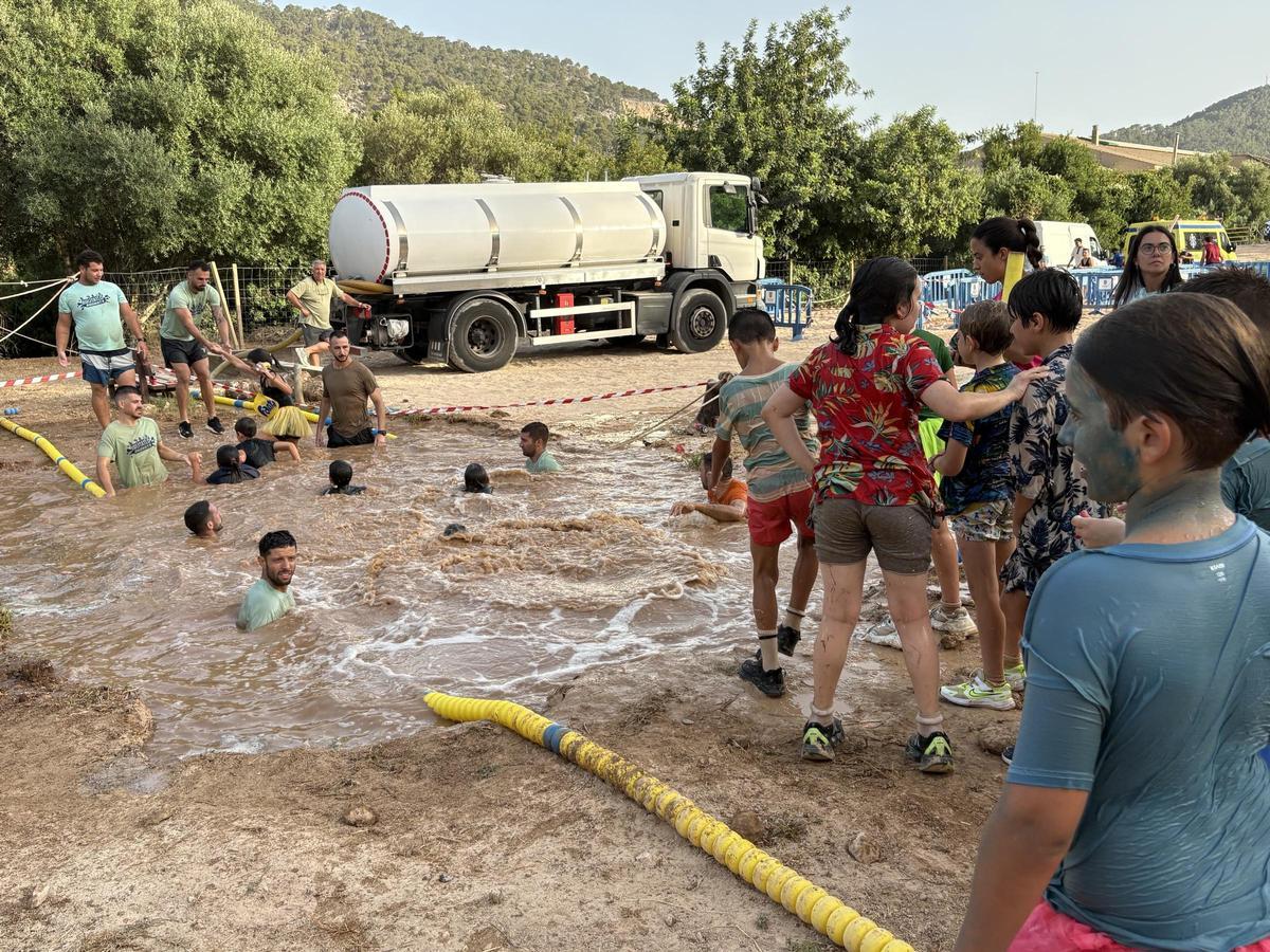 La Brutatló Kids reúne a 240 jóvenes en una tarde de deporte, barro y diversión en Andratx