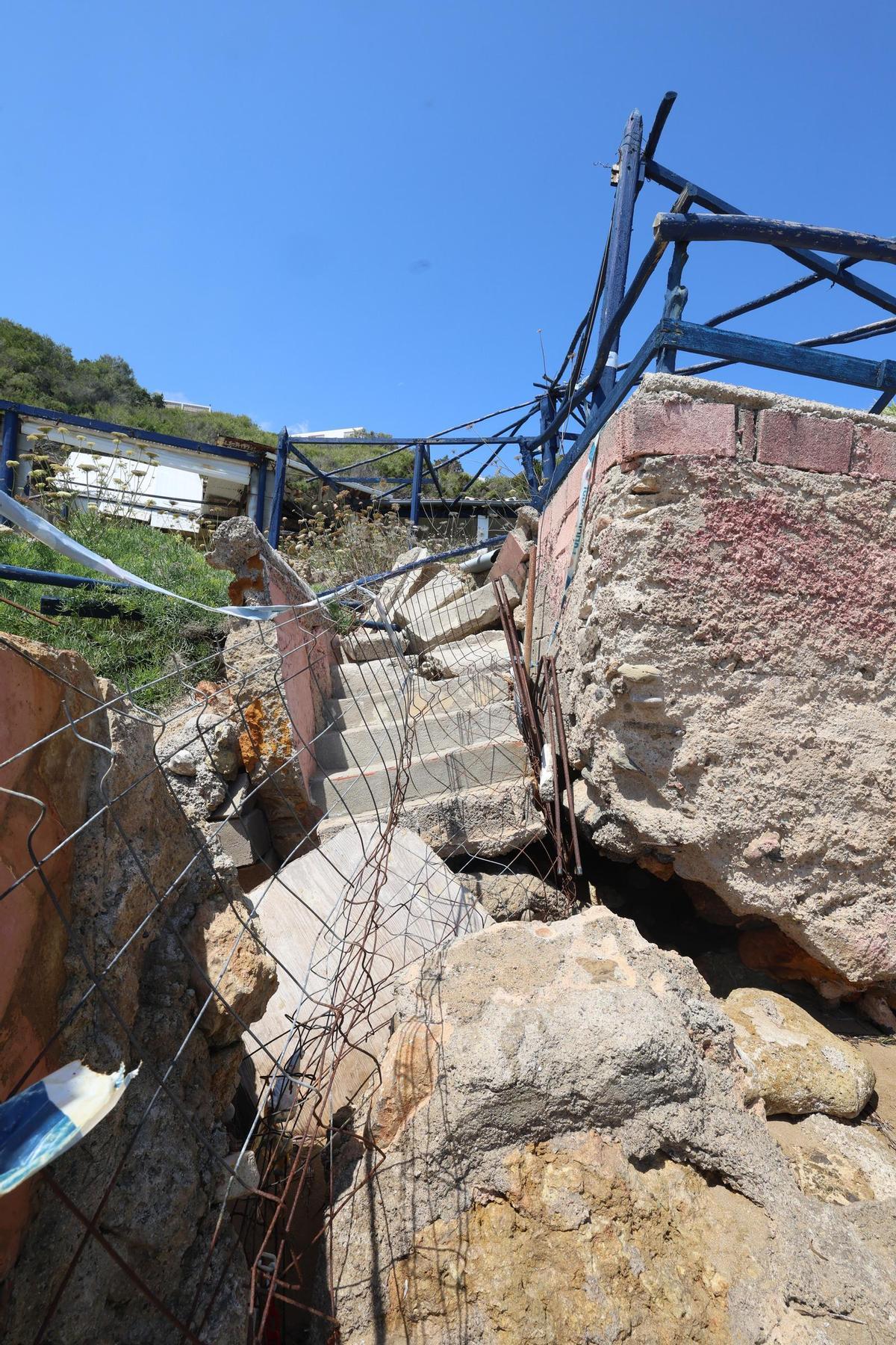 Todas las imágenes de la playa de Aigües Blanques, cerrada por peligro de desrrumbamiento