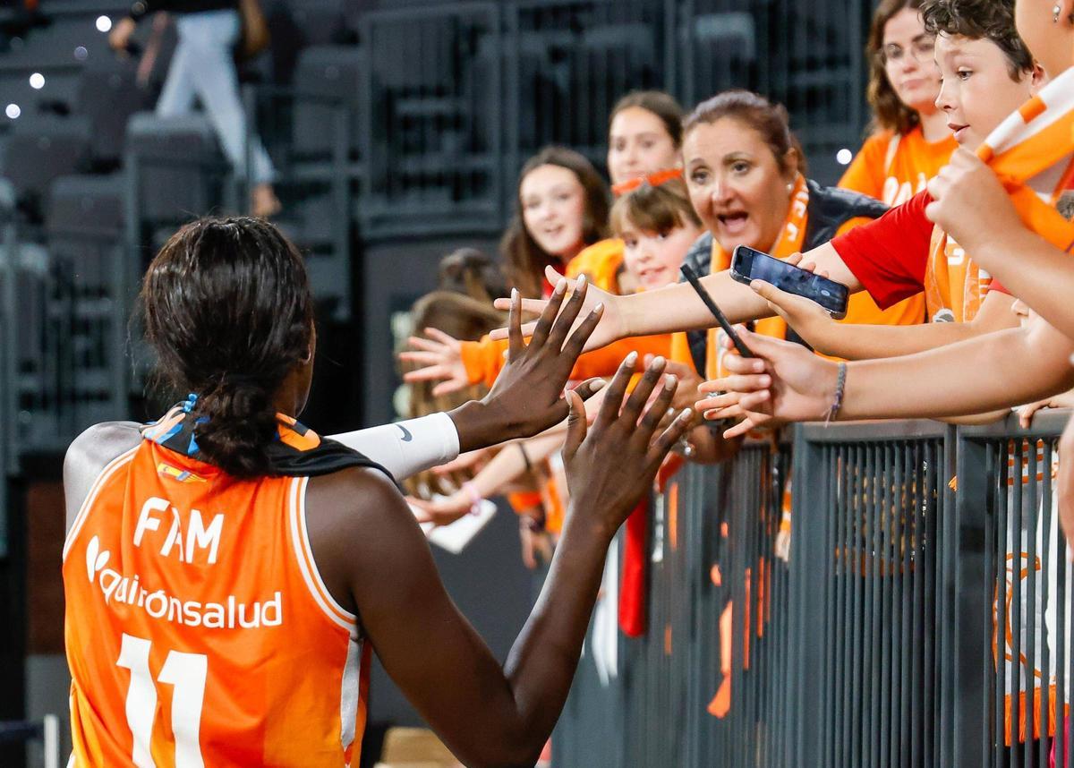 Así ha sido el regreso al Roig Arena de Awa Fam tras triunfar en el draft de la WNBA