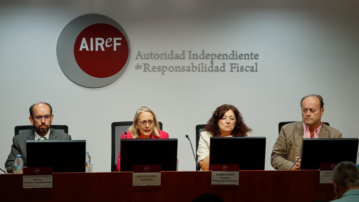 La presidenta de la Autoridad Independiente de Responsabilidad Fiscal (AIReF), Inés Olóndriz, junto a Esther Gordo, directora División A. Económico durante la presentación del informe sobre ejecución presupuestaria, deuda y regla de gasto de 2026, este miércoles.