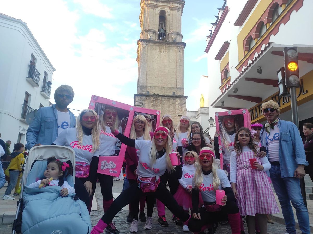 Disfraces de Barbie en las calles de Bujalance.
