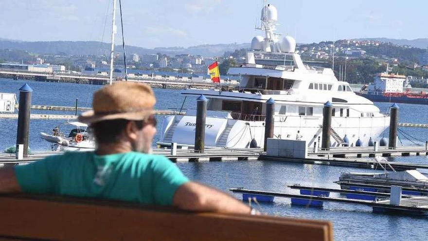 El yate &#039;Tumberry&#039;, ayer atracado frente al Dique de Abrigo.