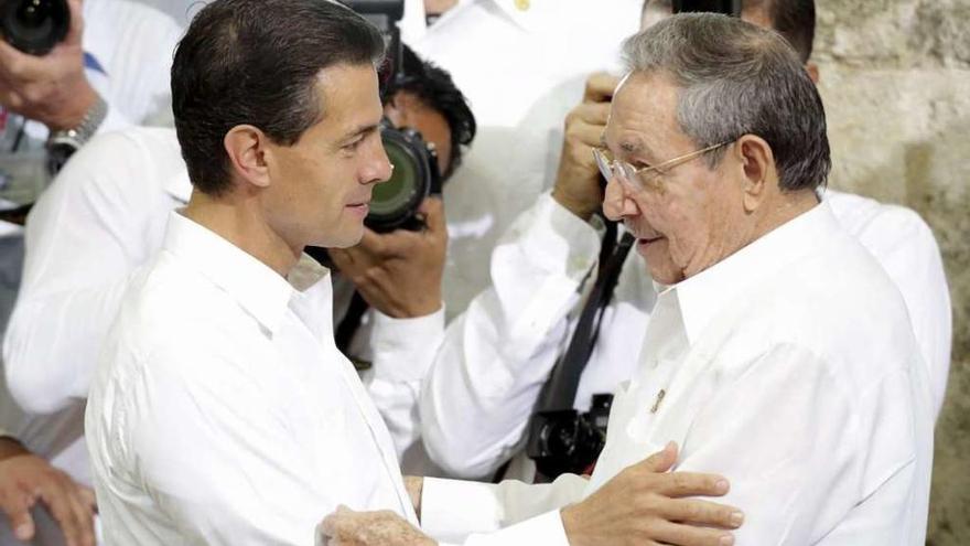 El encuentro entre Peña Nieto y Raúl Castro. // Efe