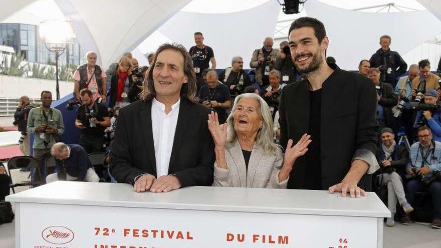 Amador Arias, Benedicta Sánchez y Oliver Laxe, en la anterior edición de Cannes.