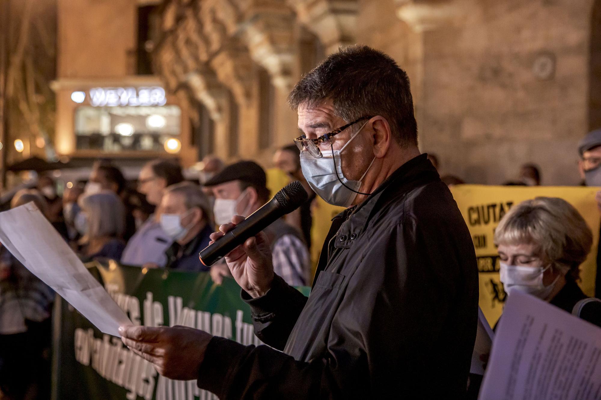 Unas 60 personas protestan ante el TSJB por su sentencia sobre el alquiler turístico