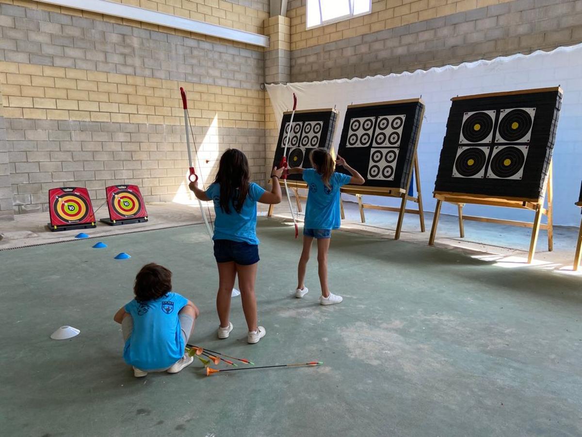 Algunas de las participantes en la Escuela de la Naturaleza, practicando el tiro con arco