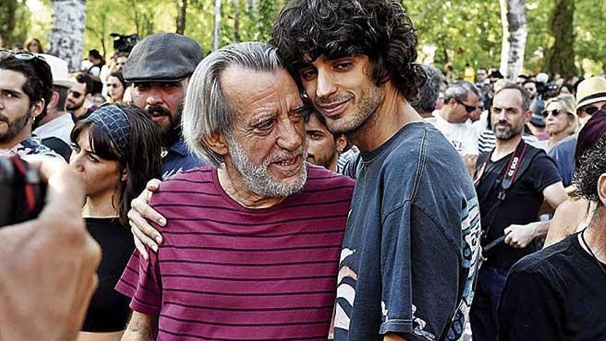Pedro Pastor y su padre, Luis, el pasado domingo en Aravaca tras el concierto contra la censura.