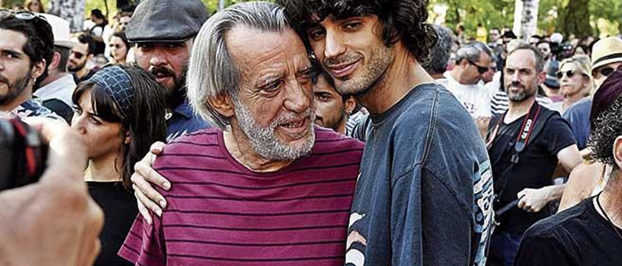 Pedro Pastor y su padre, Luis, el pasado domingo en Aravaca tras el concierto contra la censura.