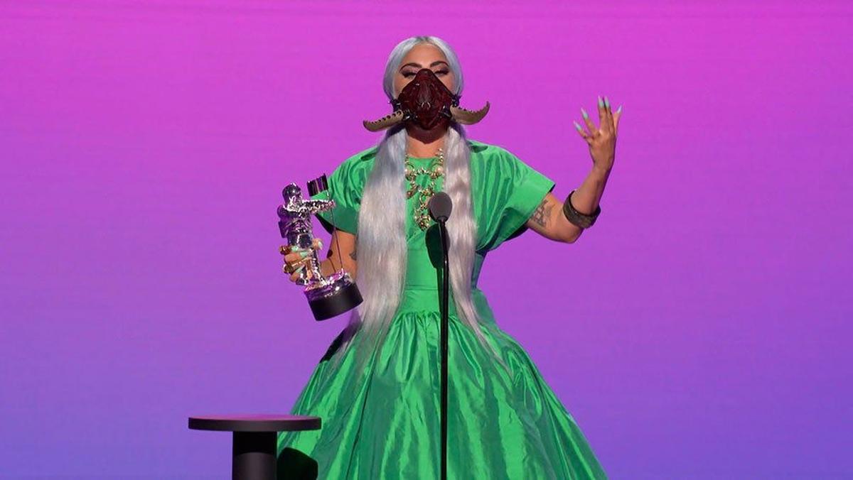 Lady Gaga acepta un premio con vestido verde y mascarilla con cuernos