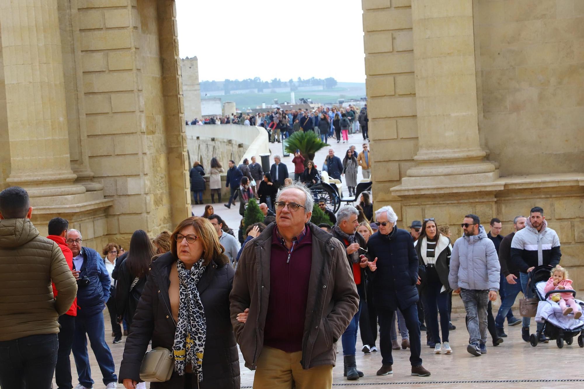 Turistas y cordobeses se echan a la calle