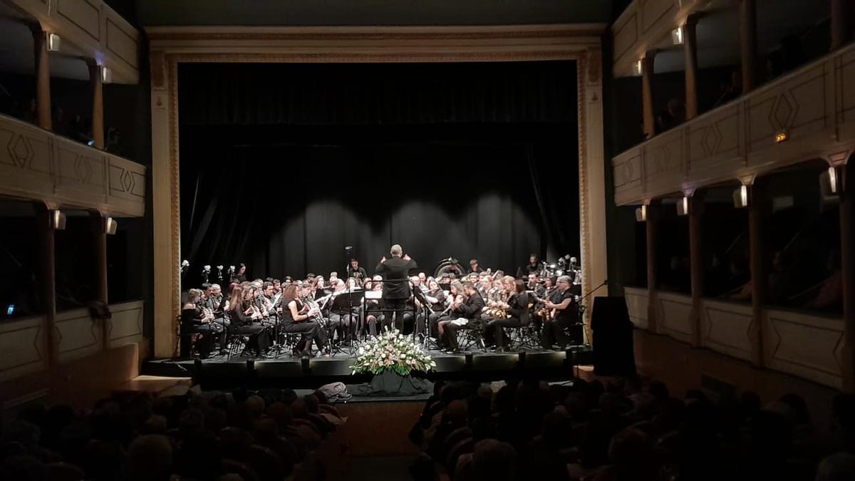 David Rivas dirige una de las obras del concierto monográfico de la banda "La Lira" en el teatro Latorre de Toro.
